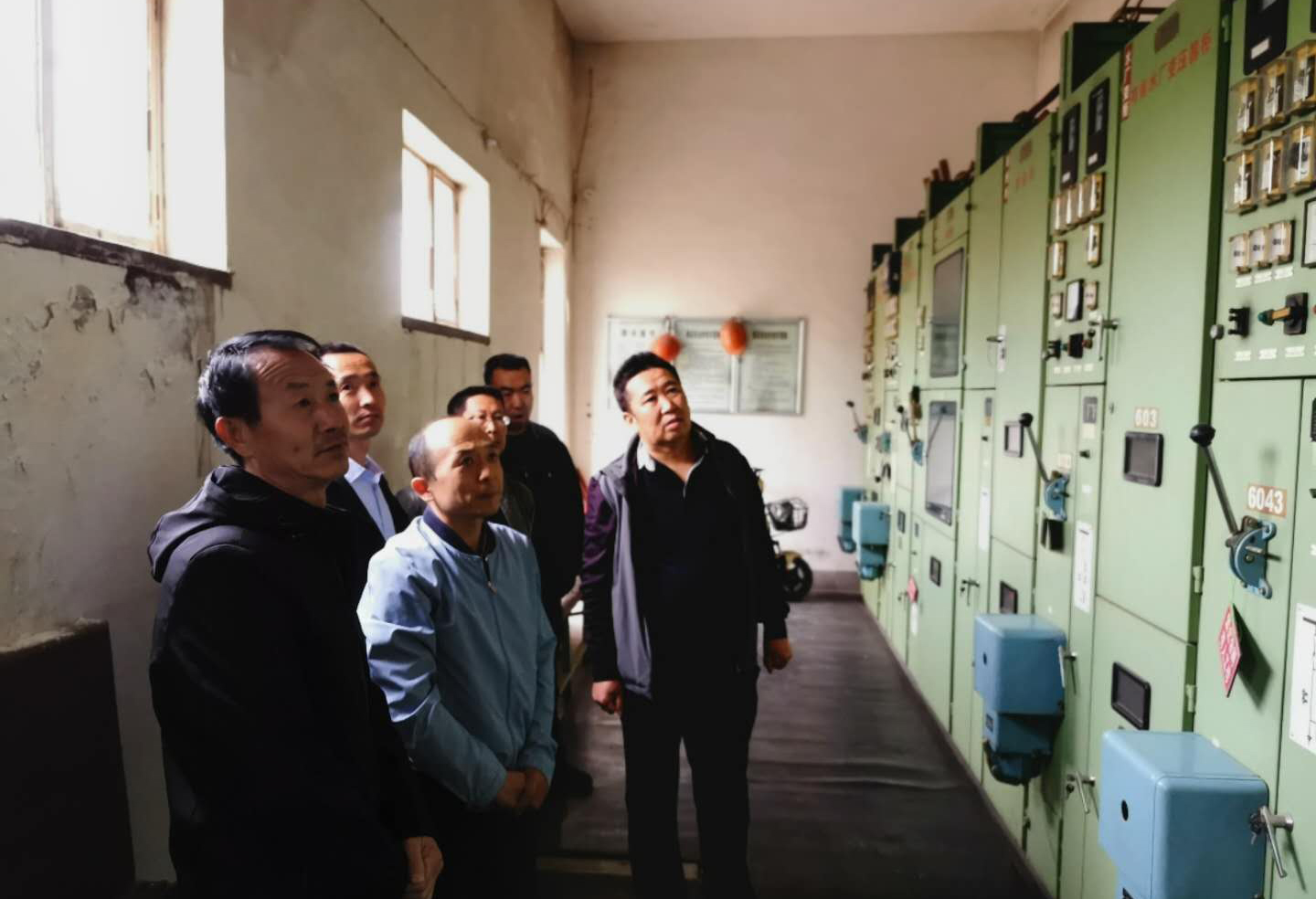 公司總經(jīng)理王建人在供水、污水生產(chǎn)一線(xiàn)開(kāi)展...