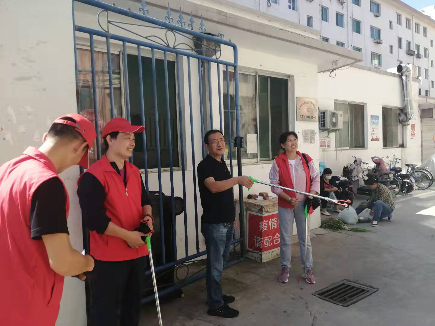 01-9月9日黨委委員、財務(wù)總監(jiān)辛建人在匯春小區(qū)檢查指導(dǎo)志愿者服務(wù).jpg